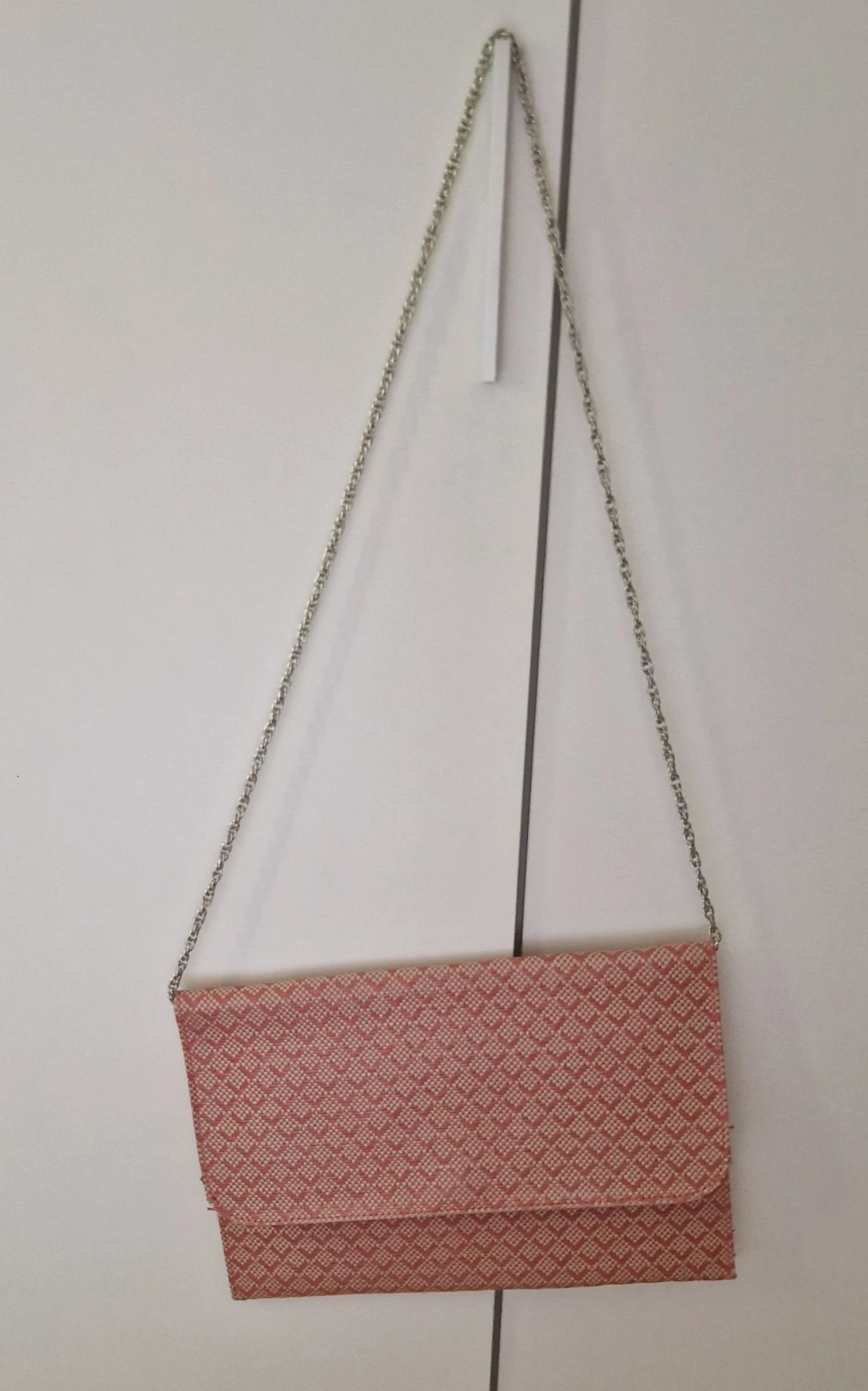 Bolso bandolera Lefties tejido rafia rosa/coral con cadena plateada